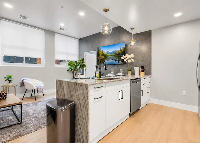 Apartment Modern Near Bok Balcony Gym Access Pet-friendly *