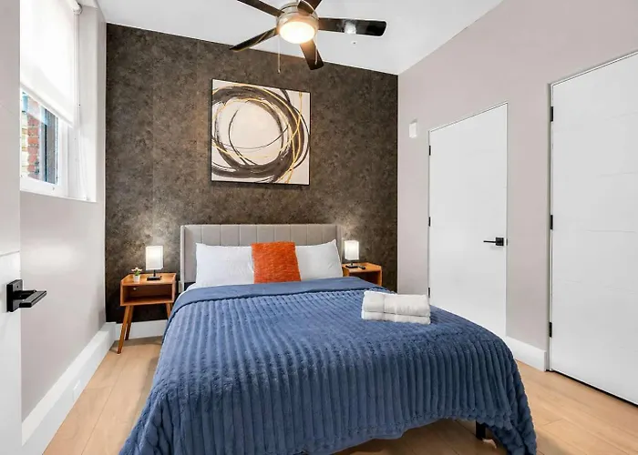 Apartment Modern Near Bok Balcony Gym Access Pet-friendly