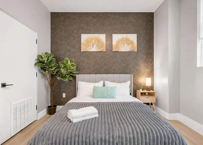 Apartment Modern Near Bok Balcony Gym Access Pet-friendly *