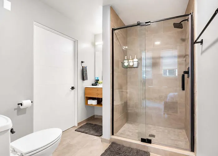 Modern Near Bok Balcony Gym Access Pet-friendly Apartment *